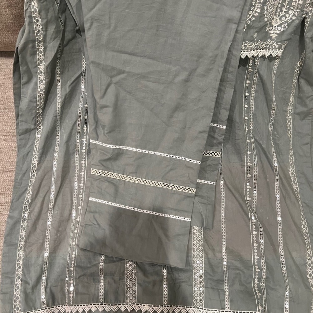 New 3 piece laxuary lawn salwarkaneez xl - Picture 6 of 8